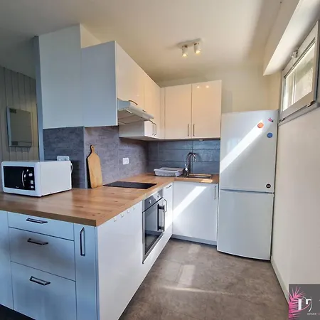 Meuble Pour 3 Personnes A 50m De La Avec Terrasse - Fr-1-825-54 *